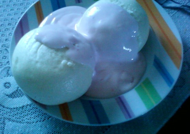 Fotografia przedstawiająca pampuchy z jogurtem truskawkowym