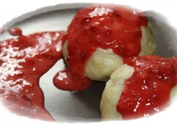 Fotografia przedstawiająca Pampuchy z sosem truskawkowo - jogurtowym
