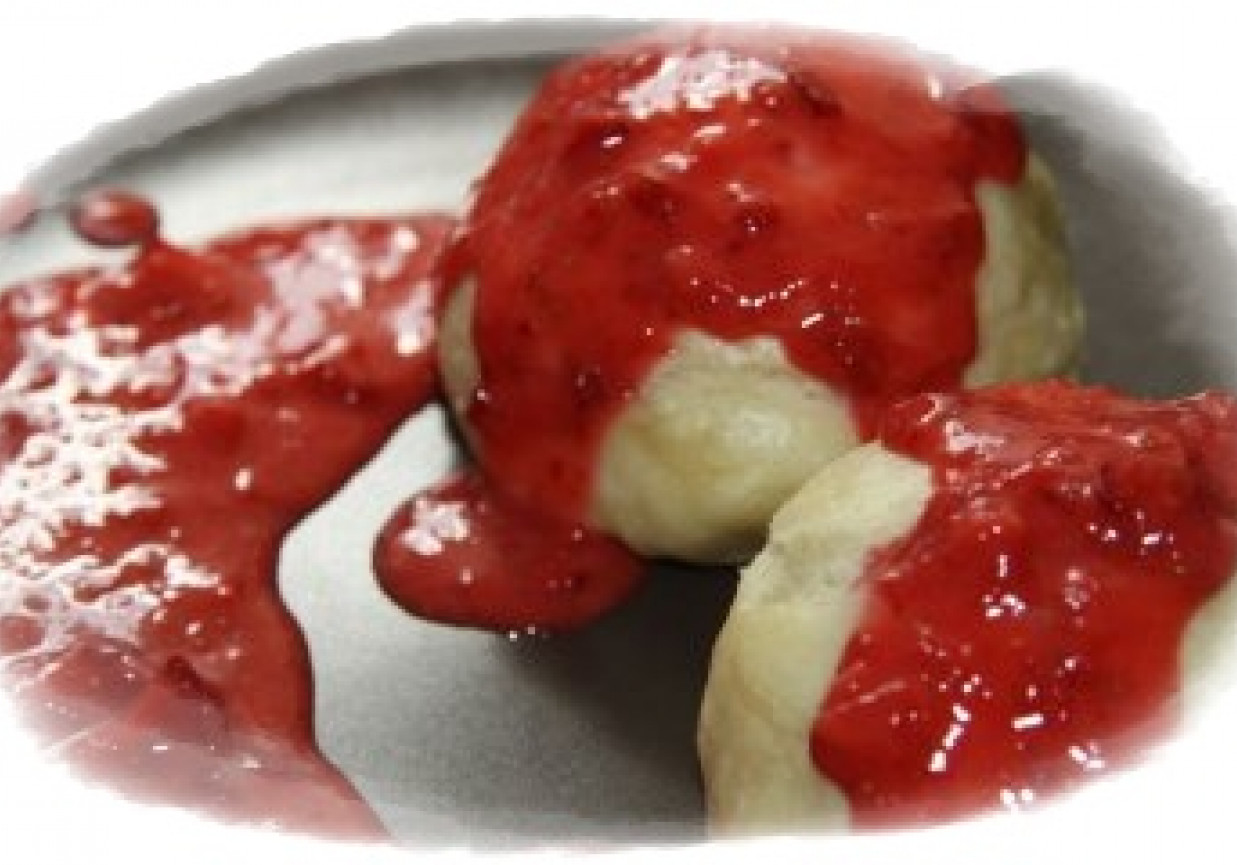 Pampuchy z sosem truskawkowo - jogurtowym foto