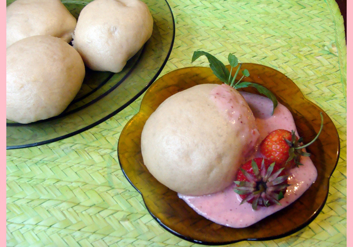 Pampuchy z sosem truskawkowym foto