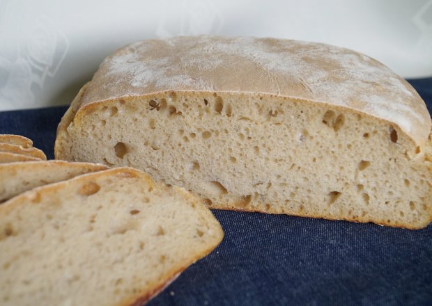 Fotografia przedstawiająca Pan de horiadaki - grecki chleb na zakwasie
