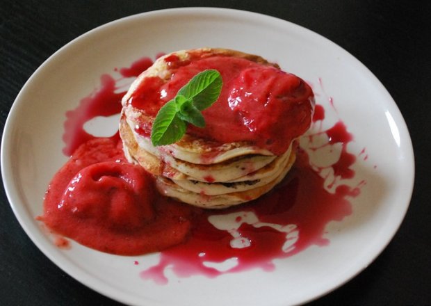 Fotografia przedstawiająca Pancake z sorbetem truskawkowo-miętowym