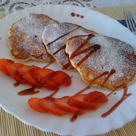 Krok 5 - Pancakes - amerykańskie naleśniki z truskawkami i malinowym sosem balsamicznym foto