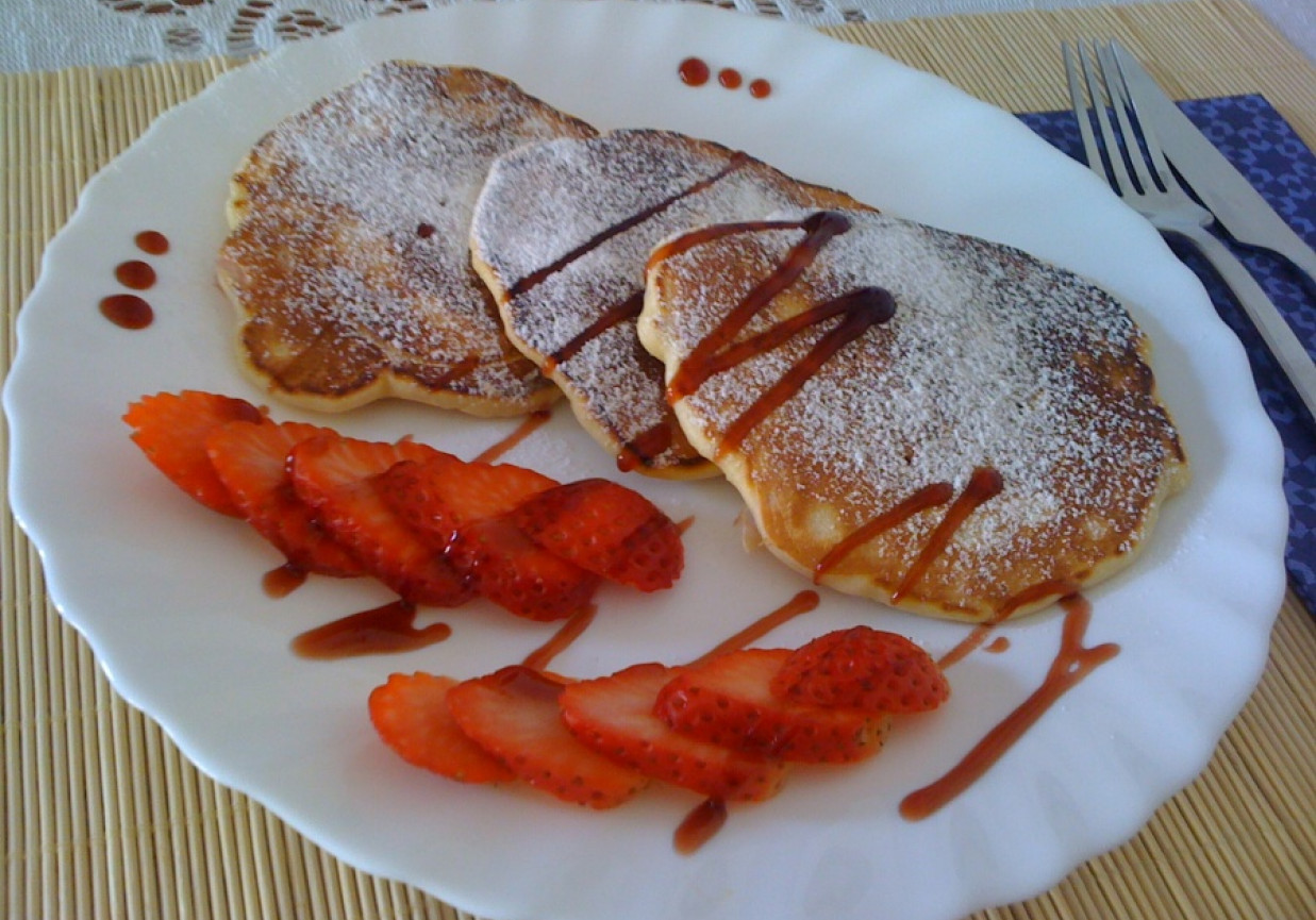 Pancakes - amerykańskie naleśniki z truskawkami i malinowym sosem balsamicznym foto