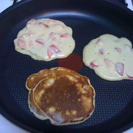 Krok 4 - Pancakes - amerykańskie naleśniki z truskawkami i malinowym sosem balsamicznym foto