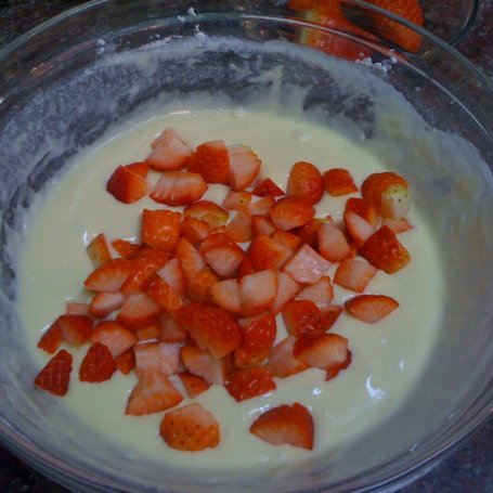 Krok 3 - Pancakes - amerykańskie naleśniki z truskawkami i malinowym sosem balsamicznym foto