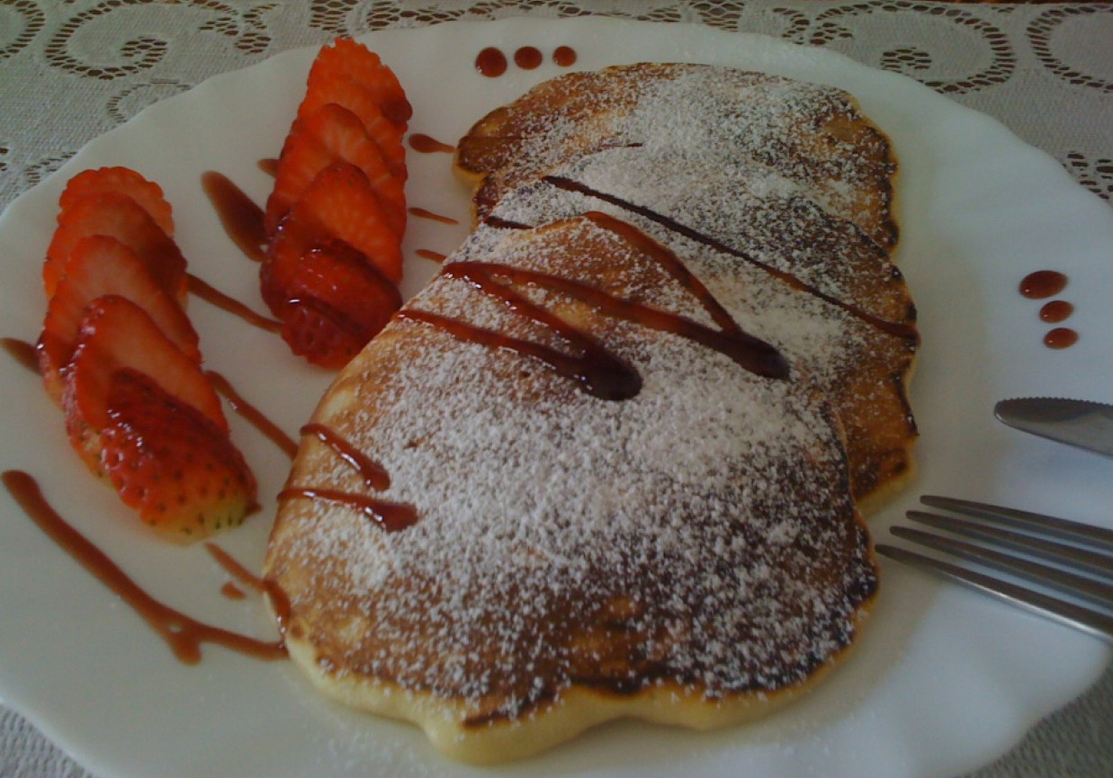 Pancakes - amerykańskie naleśniki z truskawkami i malinowym sosem balsamicznym foto