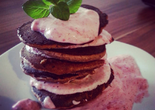 Fotografia przedstawiająca Pancakes czekoladowe z mascarpone