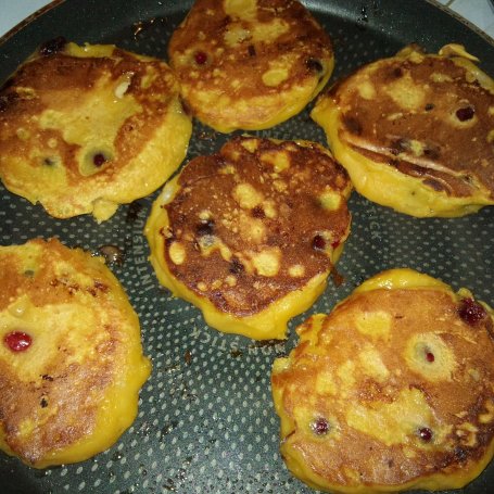 Krok 6 - Pancakes dyniowe z bananem, żurawiną i białą czekoladą foto