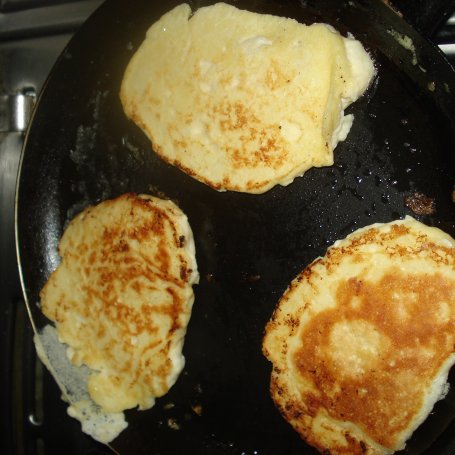 Krok 9 - Pancakes Ricotta- w wersji z mielonymi orzechami lub konfiturą foto