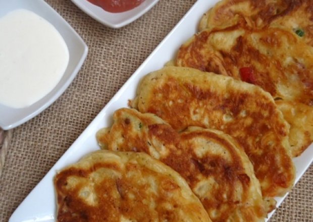 Fotografia przedstawiająca Pancakes wytrawne z kiełbasą, papryką i serem