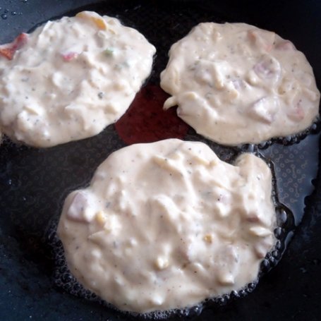 Krok 3 - Pancakes wytrawne z kiełbasą, papryką i serem foto