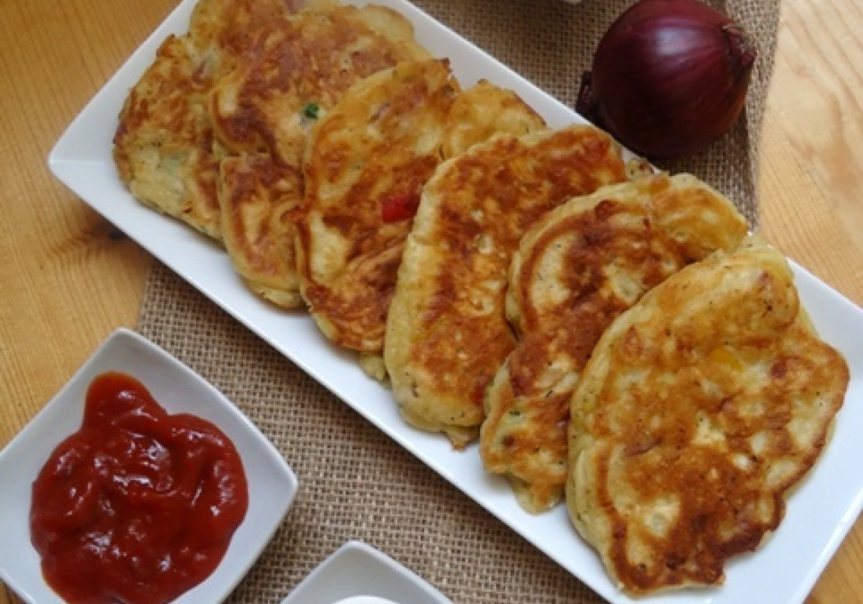 Pancakes wytrawne z kiełbasą, papryką i serem foto