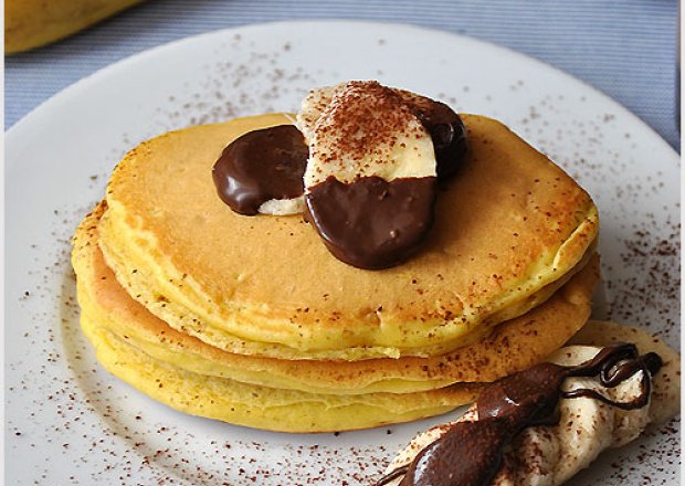 Fotografia przedstawiająca Pancakes z bananami i czekoladą- przepis