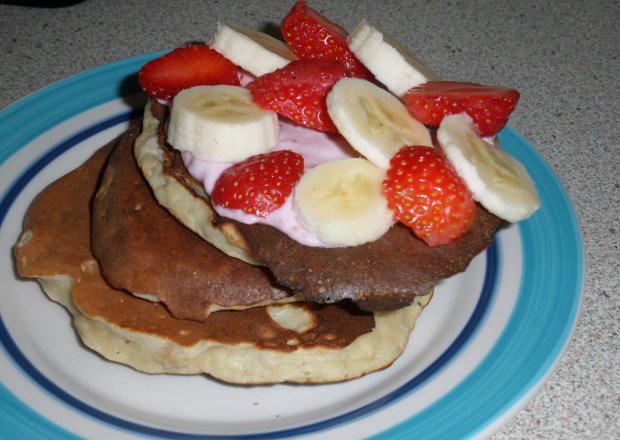 Fotografia przedstawiająca Pancakes z bananami i daktylami