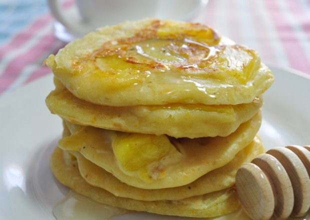 Fotografia przedstawiająca Pancakes z bananem i ananasem