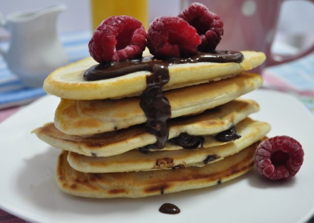 Fotografia przedstawiająca Pancakes z czekoladą i malinami