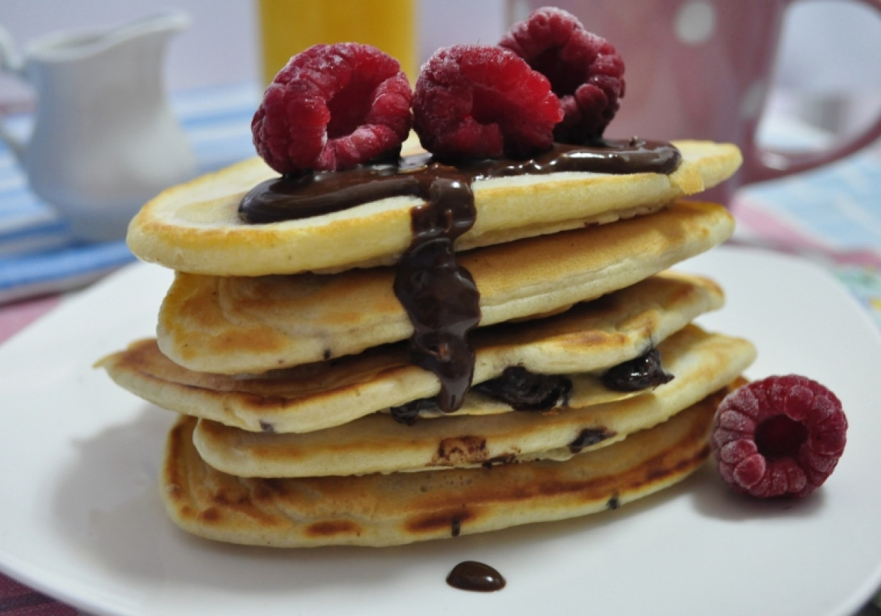Pancakes z czekoladą i malinami foto