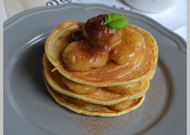 Fotografia przedstawiająca Pancakes z karmelizowanym bananem i cynamonem