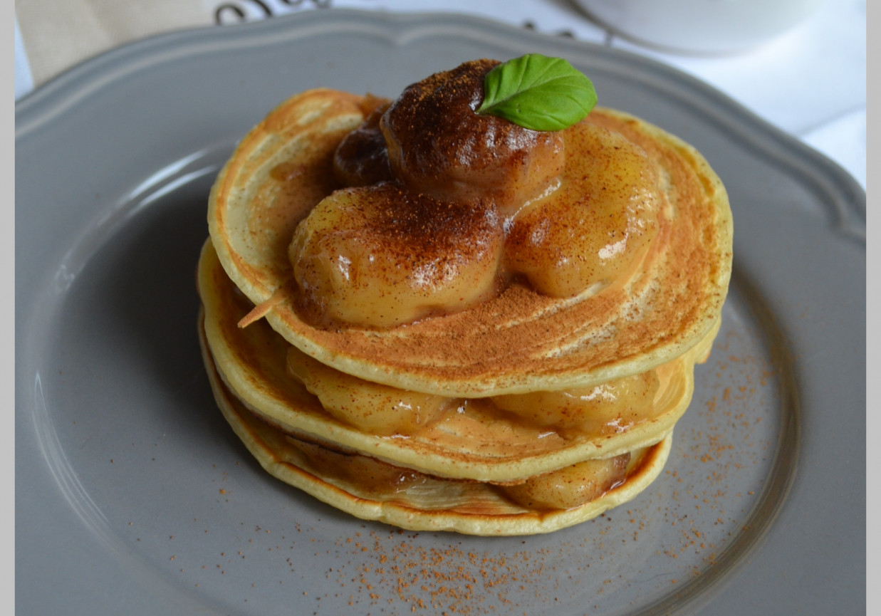 Pancakes z karmelizowanym bananem i cynamonem foto
