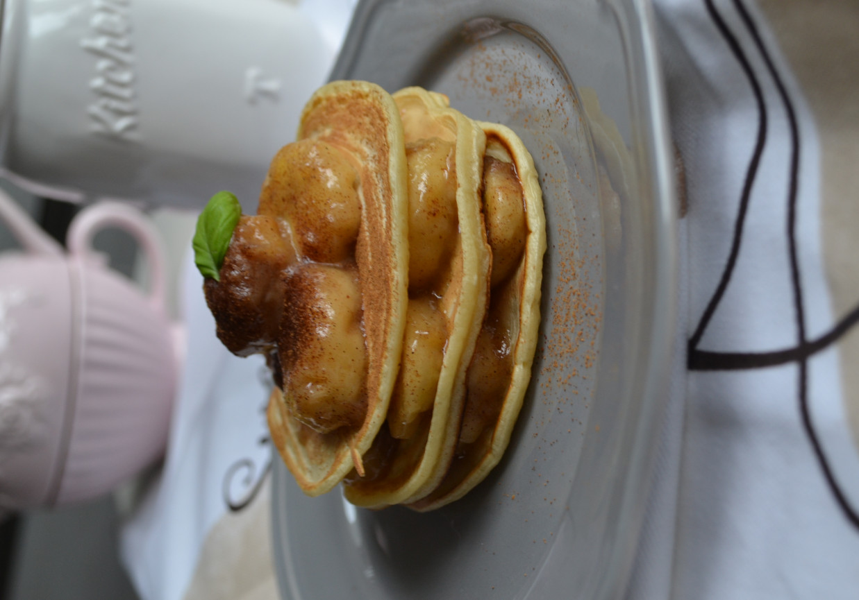Pancakes z karmelizowanym bananem i cynamonem foto