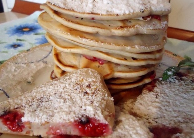 Fotografia przedstawiająca Pancakes z malinami