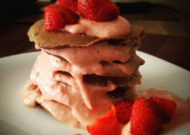 Fotografia przedstawiająca Pancakes z mascarpone i truskawkami