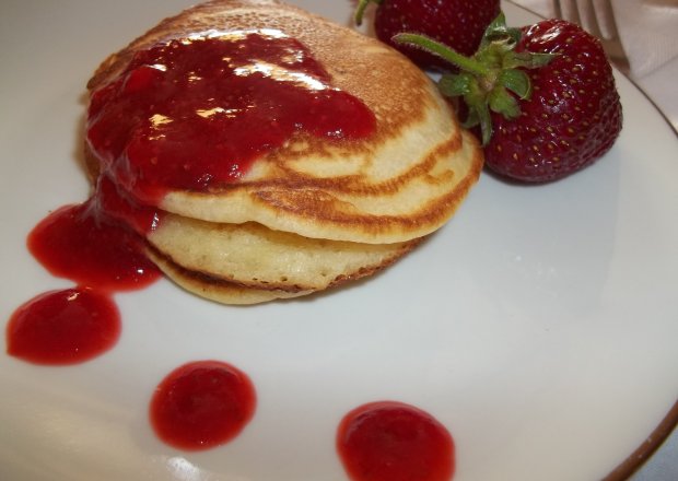 Fotografia przedstawiająca Pancakes z musem truskawkowym