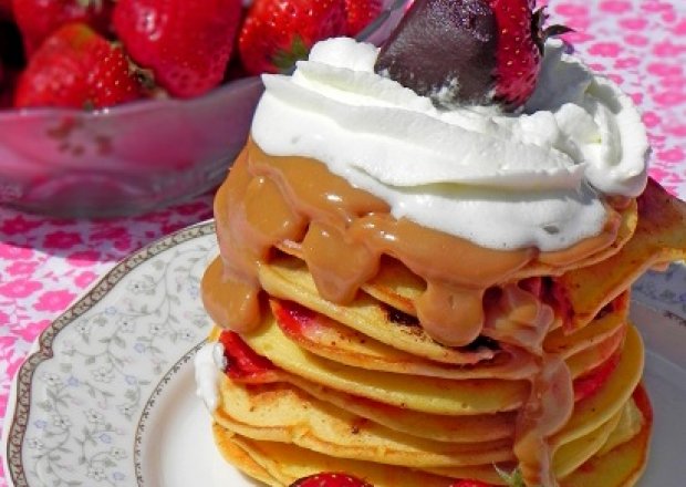 Fotografia przedstawiająca Pancakes z ricottą i truskawkami