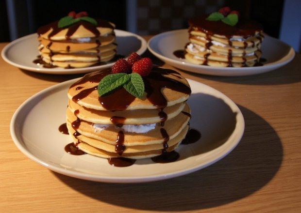 Fotografia przedstawiająca Pancakes z sosem czekoladowym