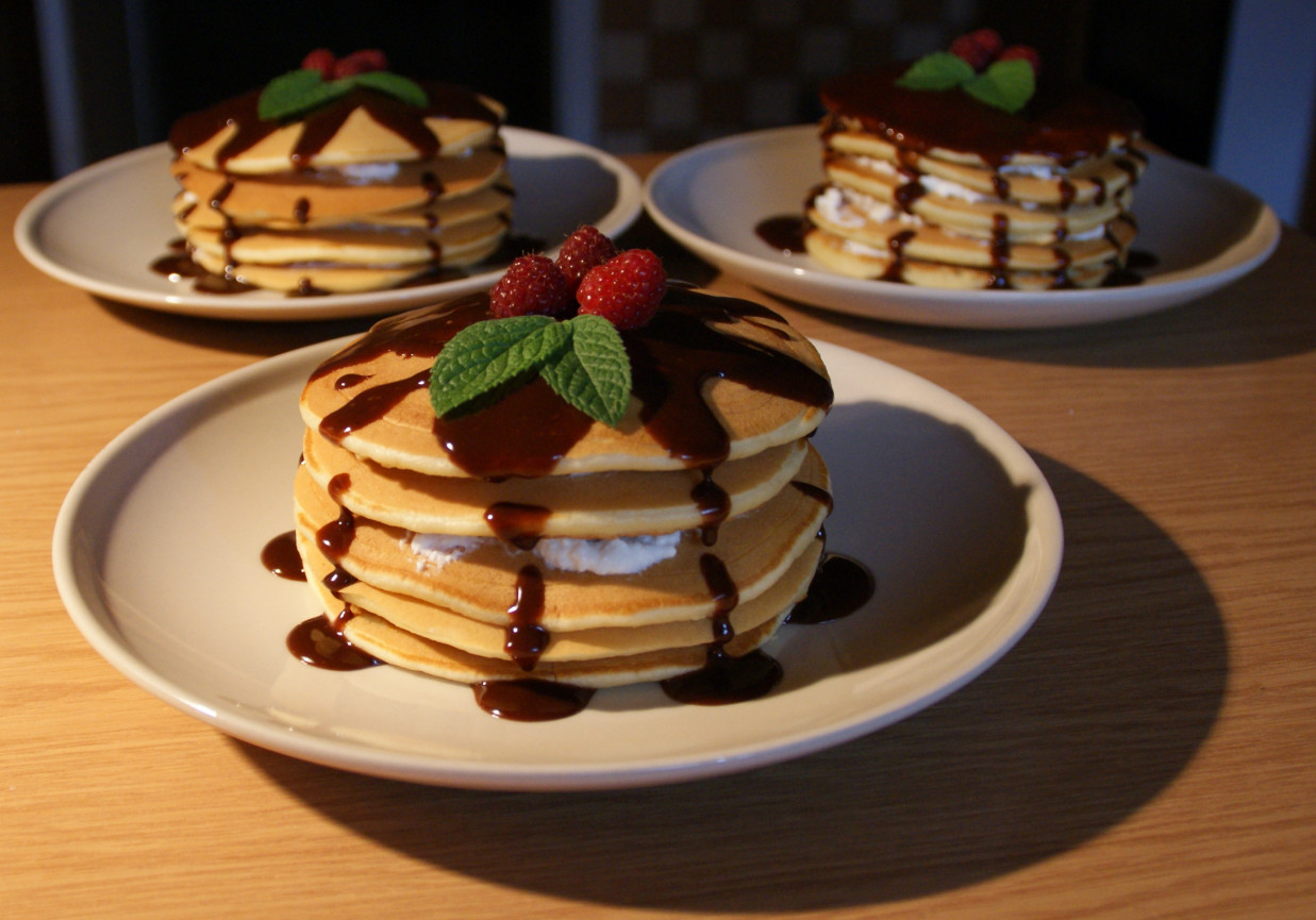 Pancakes z sosem czekoladowym foto