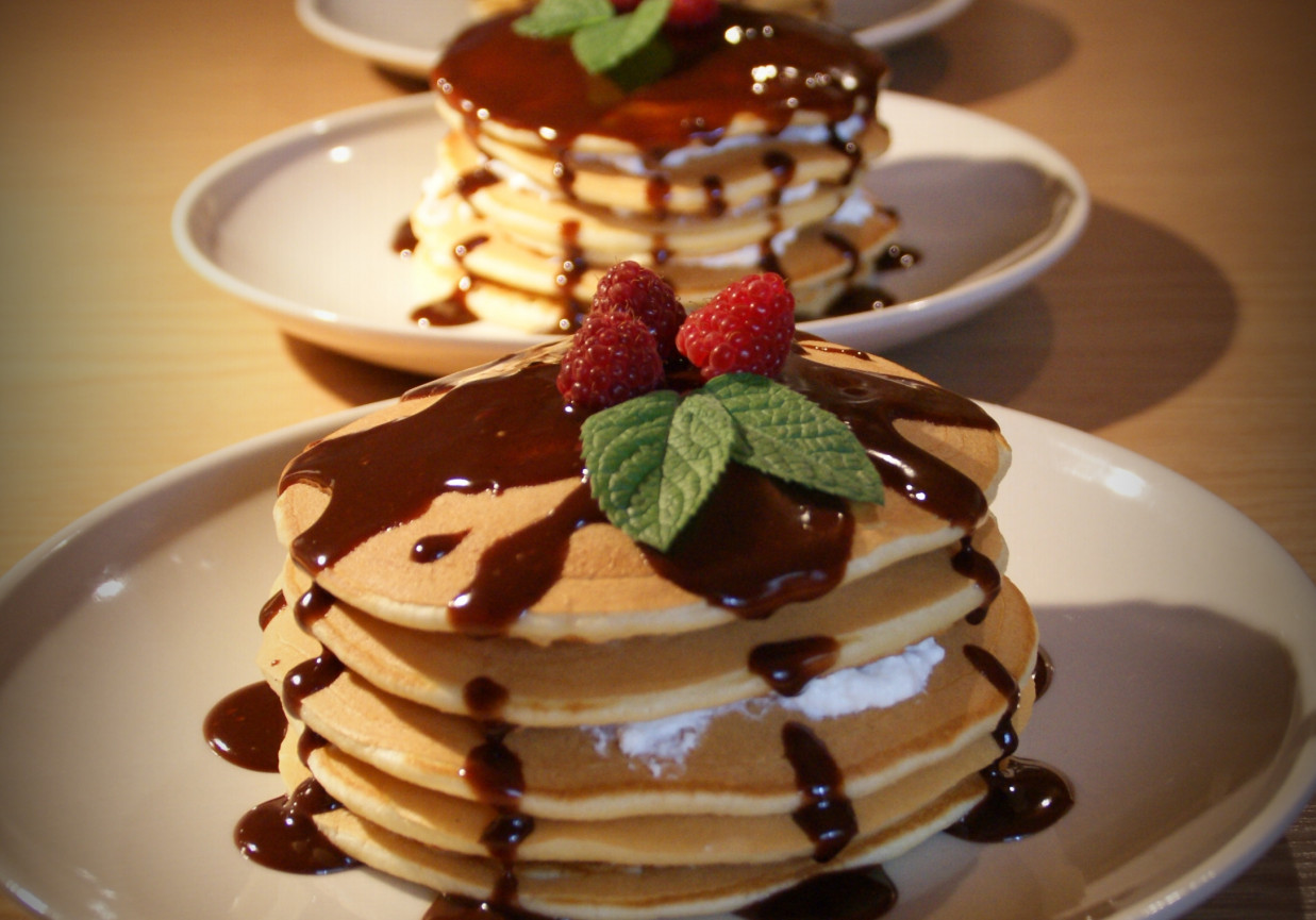 Pancakes z sosem czekoladowym foto