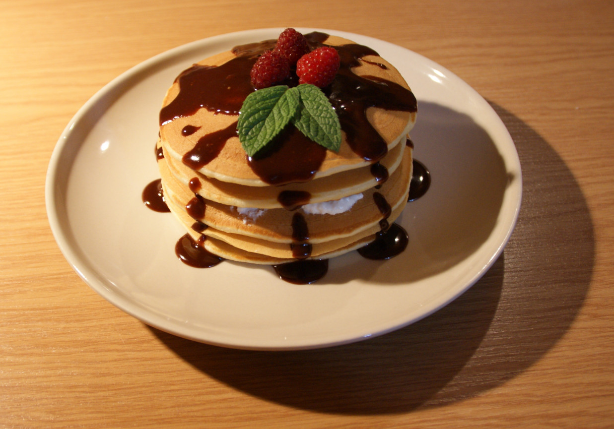 pancakes z sosem czekoladowym foto