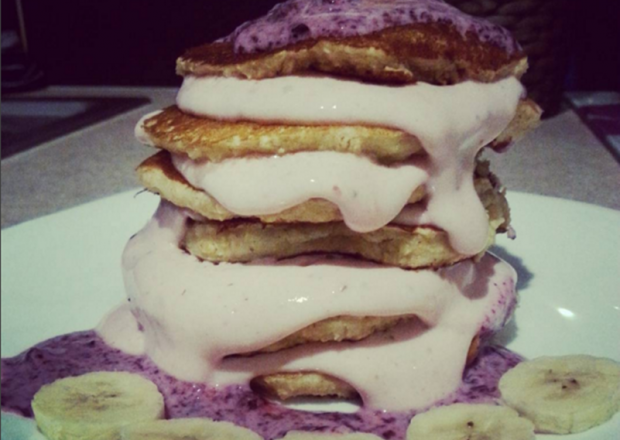 Fotografia przedstawiająca Pancakes z sosem jagodowym i truskawkowym