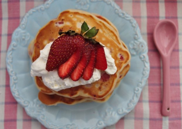 Fotografia przedstawiająca Pancakes z truskawkami