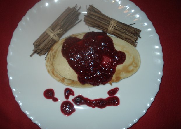 Fotografia przedstawiająca Pancakesy  z sosem malinowym