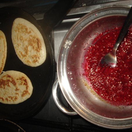 Krok 6 - Pancakesy  z sosem malinowym foto