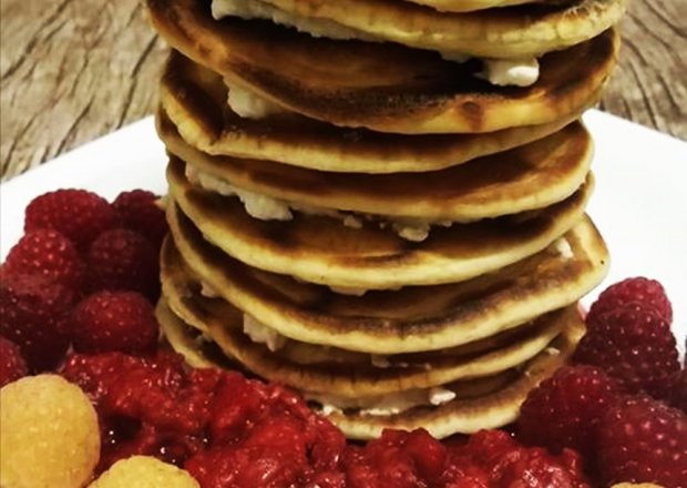 Fotografia przedstawiająca Pancakes'y z twarożkiem i sosem malinowym