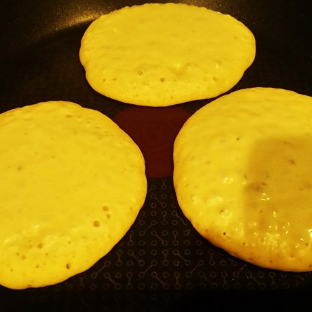 Krok 2 - Pancakes'y z twarożkiem i sosem malinowym foto