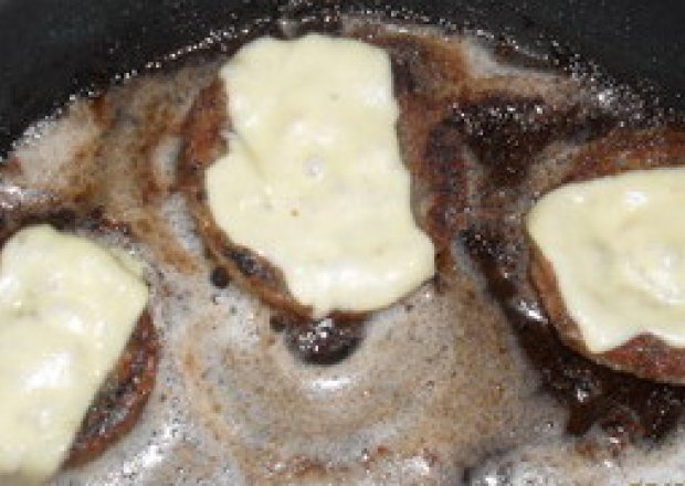 Fotografia przedstawiająca Panierowane pieczarki z serem.