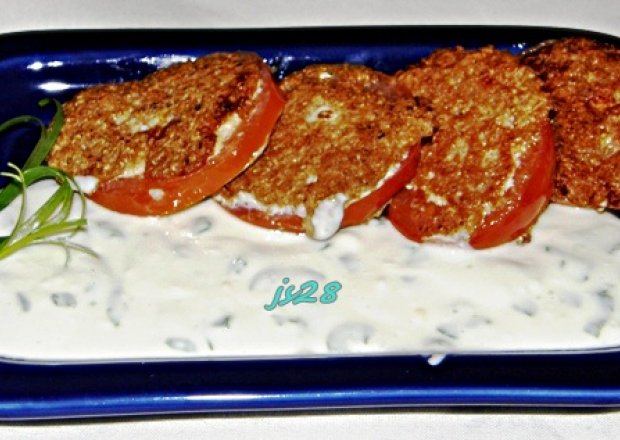Fotografia przedstawiająca Panierowane pomidory z sosem jogurtowym