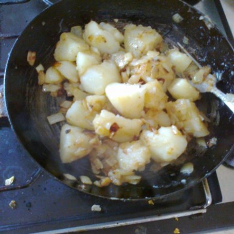 Krok 2 - Panierowane udka z ziemniakami i sałatką foto