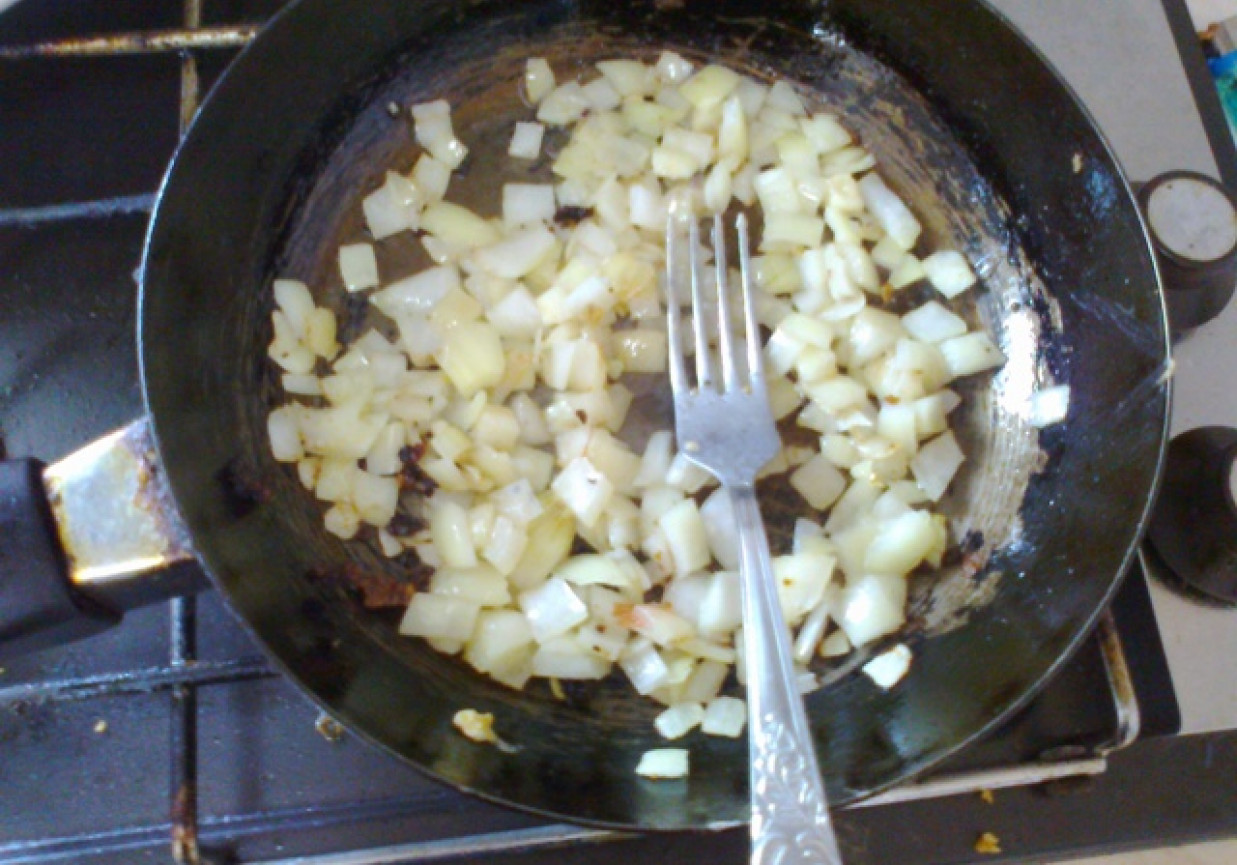 Panierowane udka z ziemniakami i sałatką foto