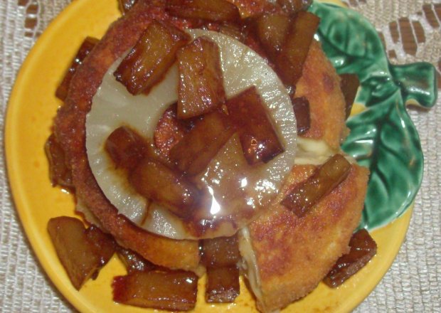 Fotografia przedstawiająca Panierowany Camembert z ananasem na ostro