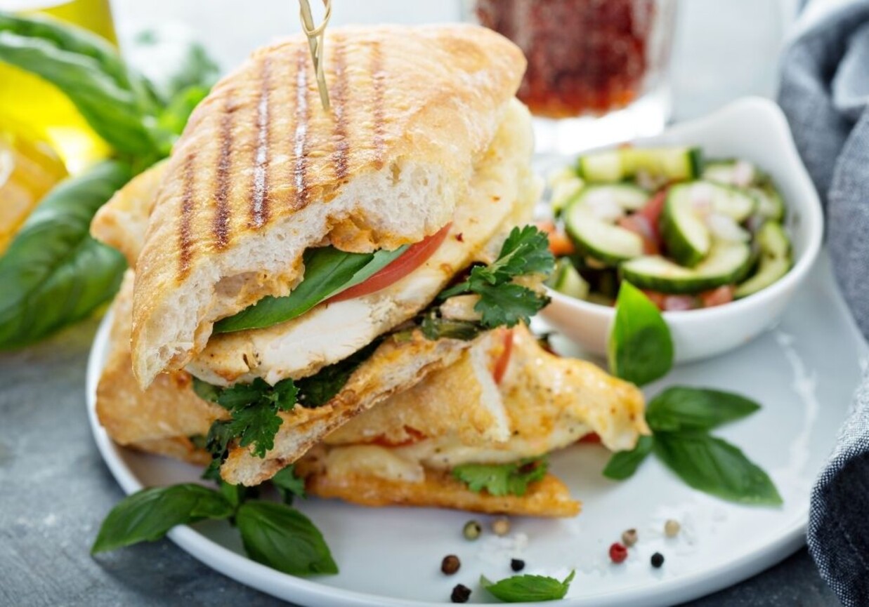 Panini z kurczakiem i pesto (włoskie tosty) foto