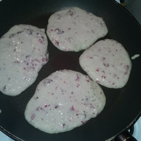 Krok 4 - Pankejki z kaszy jaglanej z malinami foto