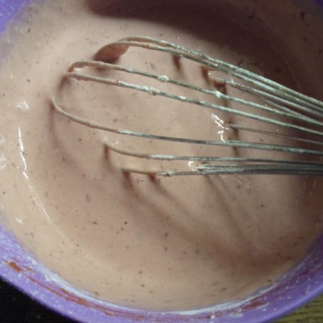 Krok 3 - Pankejksy truskawkowe z jogurtem naturalnym foto