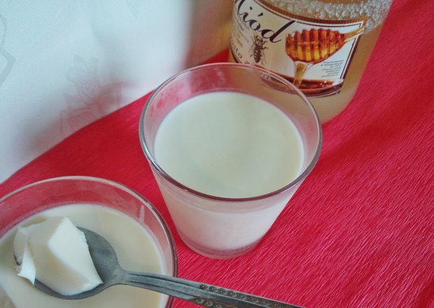 Fotografia przedstawiająca Panna cotta z jogurtem i miodem