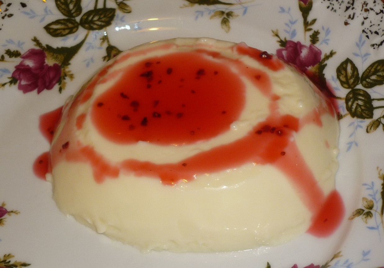 Panna Cotta z polewą truskawkową foto