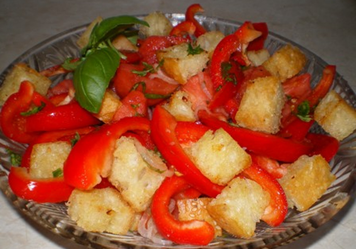 Panzanella - włoska sałatka z chlebem foto